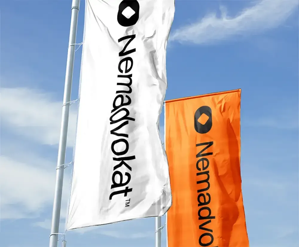 Hvide og orange flag med Nemadvokats navn og logo.