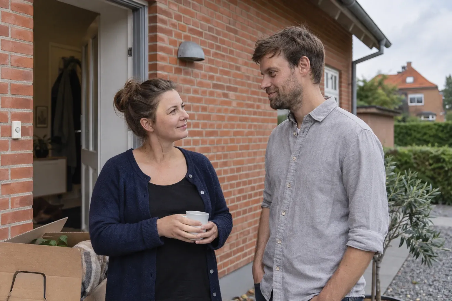 Par foran indgangen til deres nye hjem
